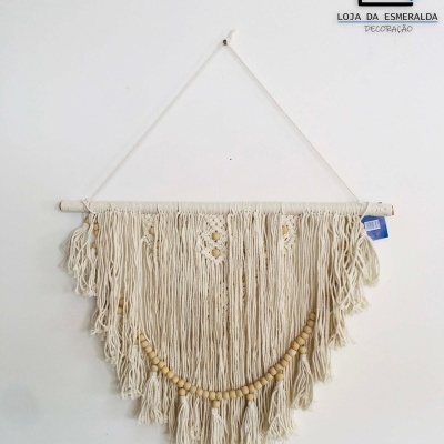 Pendurador de parede de fios de algodão cru com peças de madeira e conchas