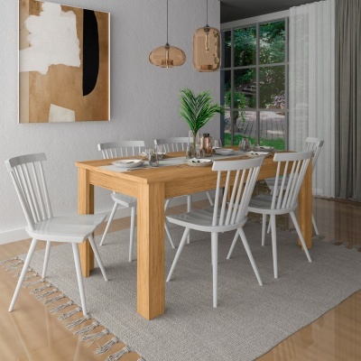 Mesa de jantar em madeira clara com seis cadeiras brancas num ambiente moderno