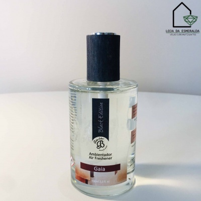 Frasco de ambientador Gaia com tampa preta e etiqueta preta e branca