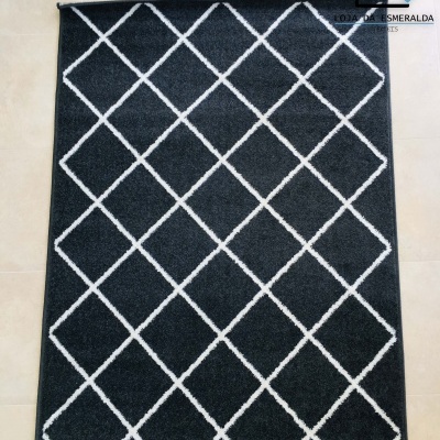 tapete preto com padrão branco em losangos