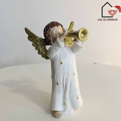Figurinha de anjo com trompete e asas douradas em fundo claro com logótipo