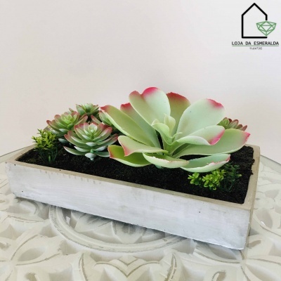 Arranjo de plantas suculentas artificiais em vaso branco retangular de madeira
