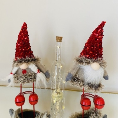 Bonecos decorativos de Natal com gorros vermelhos e garrafa com luzes LED