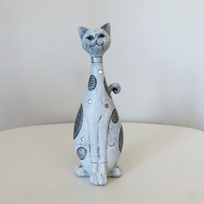 Estatueta de gato em cerâmica cinzenta com detalhes em preto e pontos brilhantes