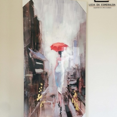 Quado decorativo com pintura de mulher com guarda-chuva vermelho em cidade abstrata