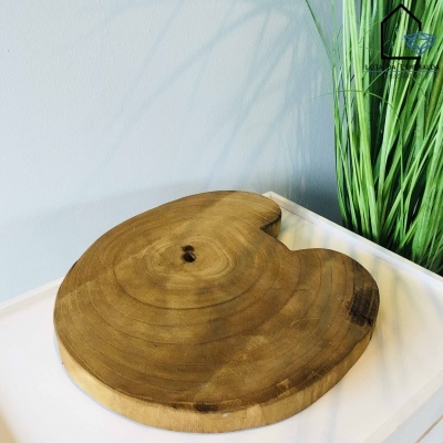 Tabuleiro redondo de madeira natural com textura e anéis de crescimento