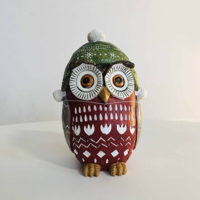 Estátua decorativa de coruja em cerâmica com chapéu verde e padrões brancos