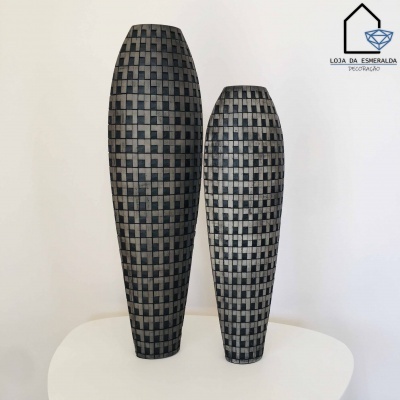 Esculturas decorativas preto e cinza com padrão quadriculado sobre mesa branca