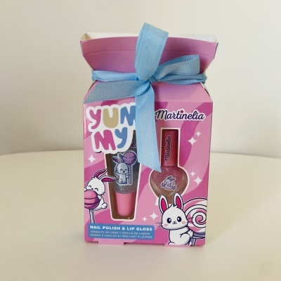 Conjunto verniz unhas e brilho labial Martinelia em caixa rosa com laço azul