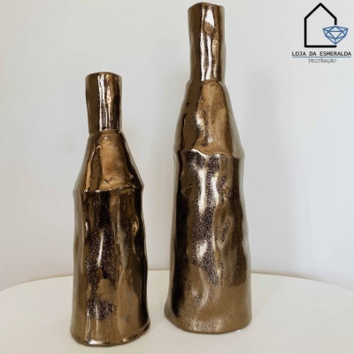 Dois vasos metálicos dourados brilhantes de formas irregulares sobre superfície branca