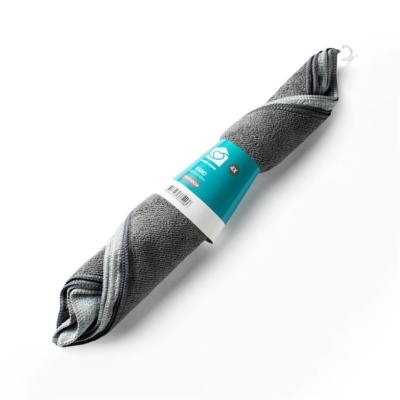 Toalha de cozinha cinza com riscas brancas enrolada e com etiqueta azul e branca