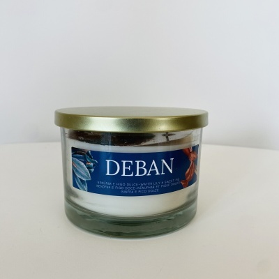 Vela aromática DEBAN em jarra de vidro com tampa dourada e etiqueta azul