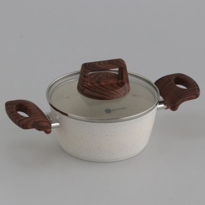 Caçarola branca com tampa de vidro e pegas em padrão madeira castanha