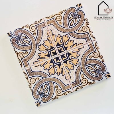 Quatro azulejos decorativos com padrão geométrico azul e bege