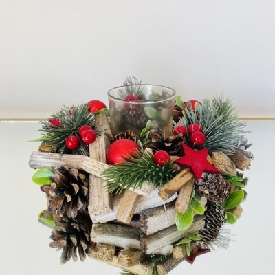 Coroa decorativa de Natal com paus de madeira, pinhas, ramos de pinheiro, bagas vermelhas e uma estrela vermelha