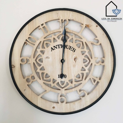 Relógio de parede vintage em madeira clara e preto com inscrições ANTIGUIDADES 1870