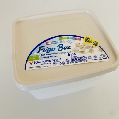 Caixa plástica branca Frigo Box com tampa bege e etiqueta azul