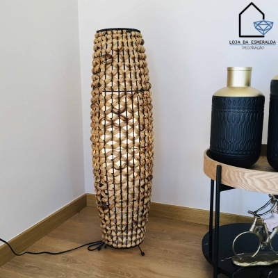 Candeeiro de pé alto em rattan natural com estrutura metálica preta