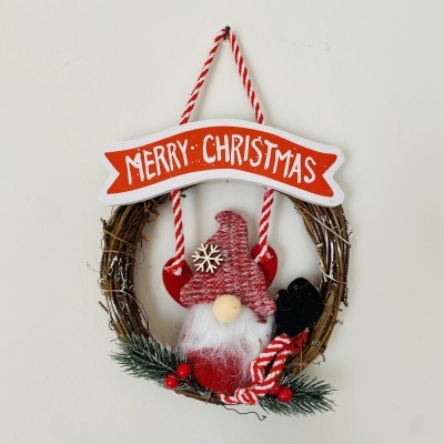 Coroa de Natal decorativa com gnomo, ramos secos, placa 'MERRY CHRISTMAS'