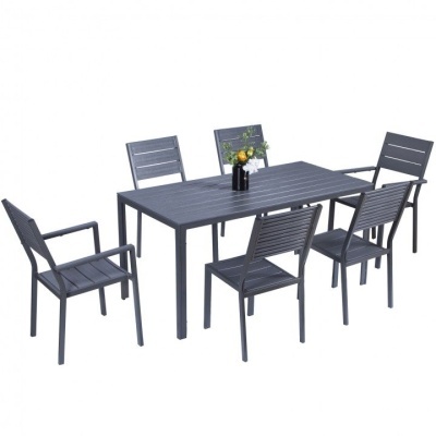 Conjunto de mesa e seis cadeiras de jardim cinza escuro em metal com um jarro de flores no centro.