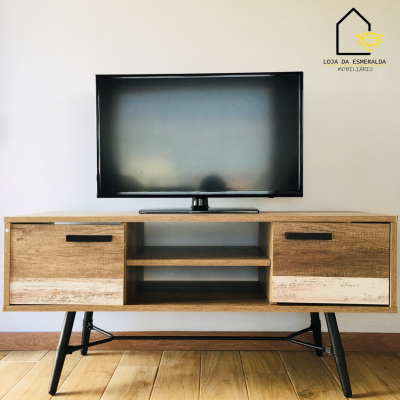 Móvel de televisão rústico com gavetas e prateleira aberta, pernas metálicas pretas