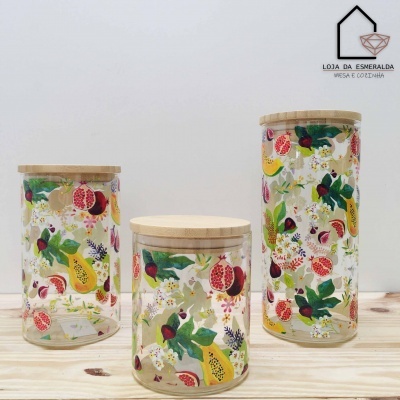Três frascos de vidro com tampas de madeira e padrão de frutas e flores.