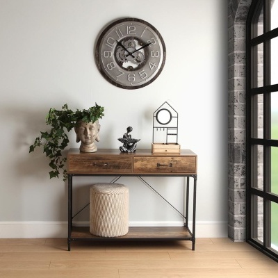 Consola de madeira com decoração e relógio de parede metálico cinza