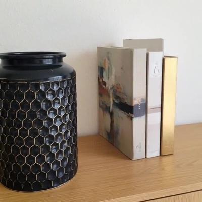 Jarra Decorativa Preta com Padrão Hexagonal - Estilo Moderno