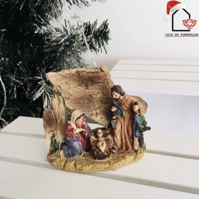 Presépio em resina com figuras da Sagrada Família e fundo decorativo
