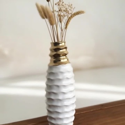 Jarra decorativa cerâmica branco e dourado com textura ondulada