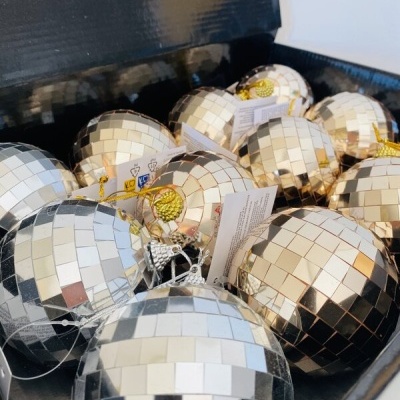 Bolas decorativas de Natal espelhadas em caixa preta