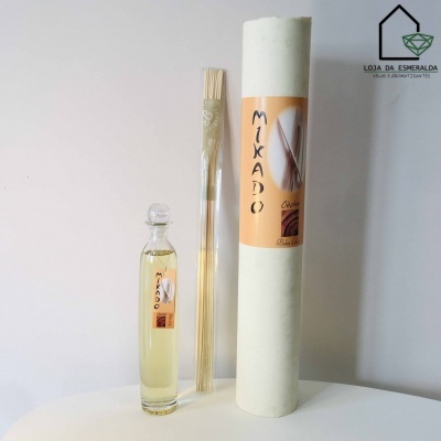 Conjunto aroma Mikado com frasco, varetas de madeira e embalagem cilíndrica