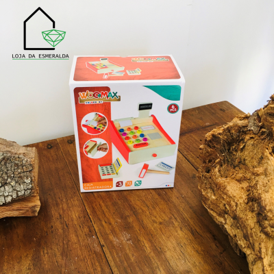 Caixa registradora de madeira colorida em embalagem na superfície de madeira rústica