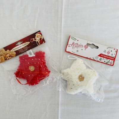 Ornamentos de natal em forma de estrela de malha vermelho e branco com botão de madeira