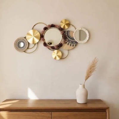 Painel Decorativo de Parede Boho com Espelhos e Elementos Dourados