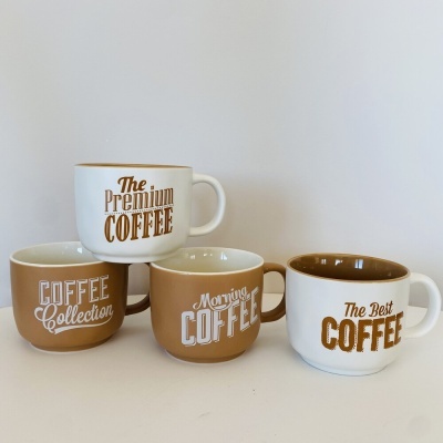 Quatro canecas de café em cerâmica com textos diferentes em castanho e branco
