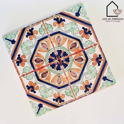 Azulejos decorativos em cerâmica com padrão colorido e logótipo da loja no canto direito