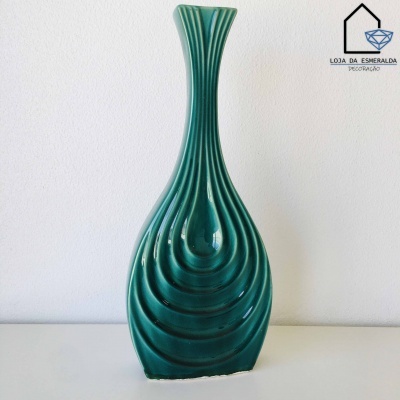 Jarro decorativo verde em cerâmica com padrão ondulado