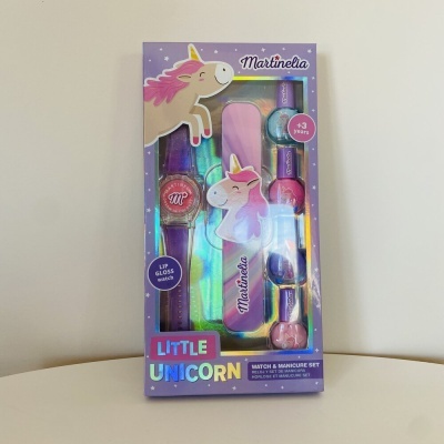 Conjunto infantil Little Unicorn com relógio, esmalte e verniz labial em caixa roxa com ilustração de unicórnio