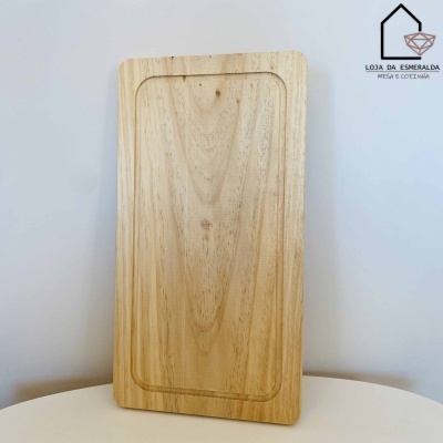 Tábua de madeira retangular clara com sulco, em fundo branco com logo Loja da Esmeralda