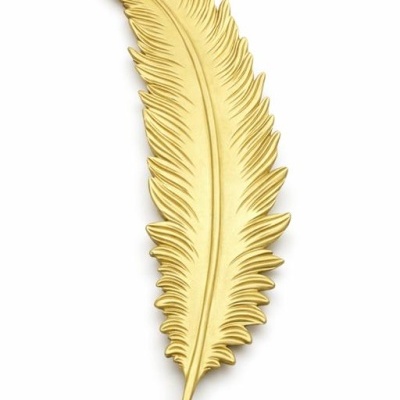 Placa decorativa dourada em forma de pena com textura detalhada