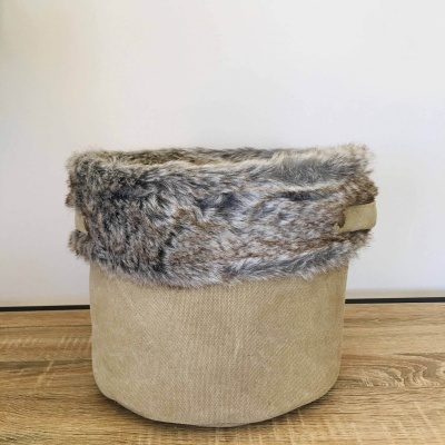 Cesto de tecido bege com aba de pele sintética castanha e cinzenta