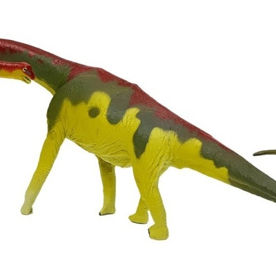 Figura de dinossauro amarelo, verde e vermelho sobre fundo branco