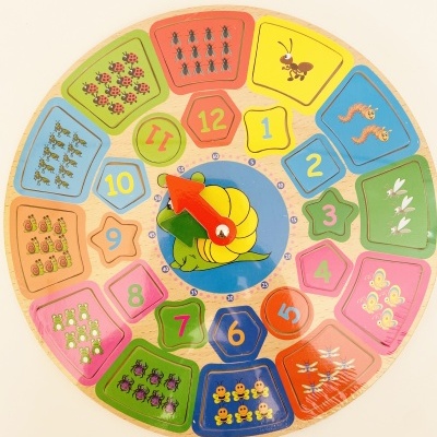 Relógio de madeira colorido com números e desenhos de insetos.