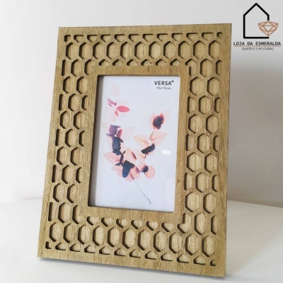 Porta-retratos de madeira clara com padrão hexagonal e imagem decorativa abstrata