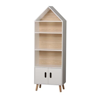 Estante em forma de casa com prateleiras e portas em madeira e branco
