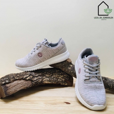 Ténis cinzentos em tecido com sola branca e logo rosa em madeira clara