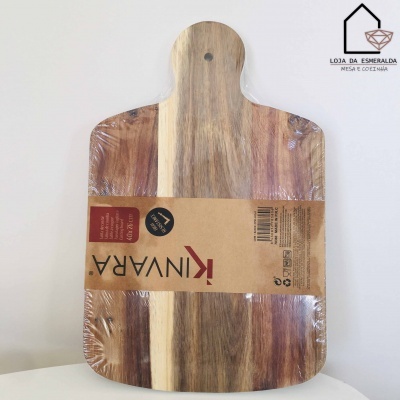 Tábuas de corte de madeira Kinvara embaladas sobre fundo branco com logotipo Loja da Esmeralda.