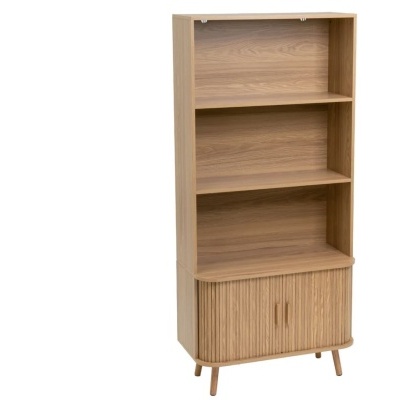 Estante de madeira clara com prateleiras e portas inferiores com ripas