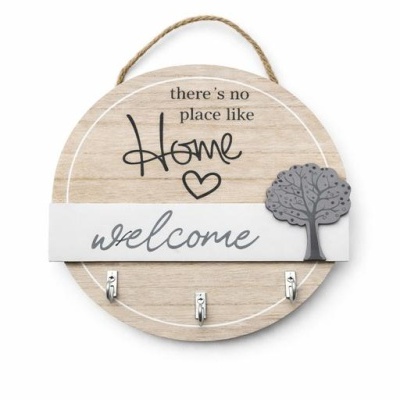 Placa de madeira redonda com texto de boas-vindas e ganchos